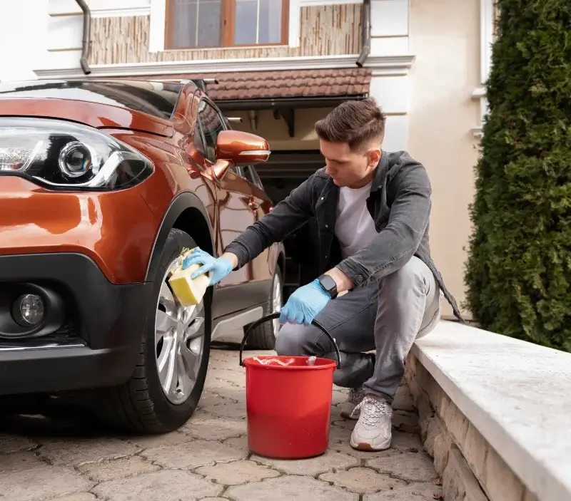 Lavage auto à domicile Langrolay-sur-Rance : professionnel intervenant sur un véhicule